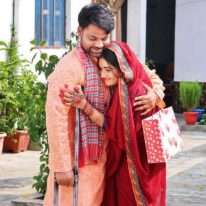 Ritu Singh Instagram - बेहतरीन कहानी और किरदारों से पिरोया निर्माता @singhkpradeep999 भैया की “भैया मेरी राखी के बंधन को निभाना “फ़िल्म की शूटिंग कर रहा हूँ !जिसके निर्देशक हैं @pramodshastridirector  जी जिनके साथ मेरी छवीं फ़िल्म हैं !! जिनके साथ काम करना का अनुभव हमेशा की तरह कमाल होता हैं !! फ़िल्म की कहानी और संवाद @skchauhanwriter जी ने लिखे हैं !रिश्तों की महत्व को दर्शाती संवाद जानदार हैं !! छायांकन है @jagminderhundal जी का !!छोटे भाई @azadsingh_666 ने कर्णप्रिय संगीत दिया हैं !! और मेरे साथ तस्वीर में हैं चुलबुली अभिनेत्री @ritu9170 !!ख़ूबसूरत बाण्डिंग बनी हैं उसके साथ !! * @ursgauravjha @sanjaypandeyofficial @neetu.pandey6181 @jneelamvasisth @rohitsinghmatru @rinku_bharti_official @sweety_singh_official @baleshwar666 @meratiaapurv