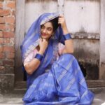 Ritu Singh Instagram - Write a caption...भावनाओं, संवेदनाओ का अतिरेक, खून का रंग उतरा नीला कागज़ पर🧿 #color #location #mood #caption #life #moment #smile #getup #character #movie #role 🎞️ हानिकारक बीवी 🎞️