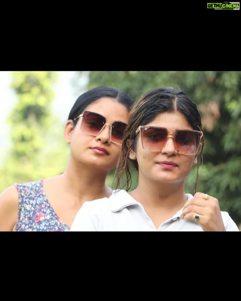Ritu Singh Instagram - A group of three is always the best #threegirls #oneofthree #wildandthree #justthethreeofus #roundthree #thesethree #girlsgirlsgirls #girlsday #friendstime #captions #timepiece #special_shots #beauties😍 Special thanks to @pankaj_saxena_photographer 💫