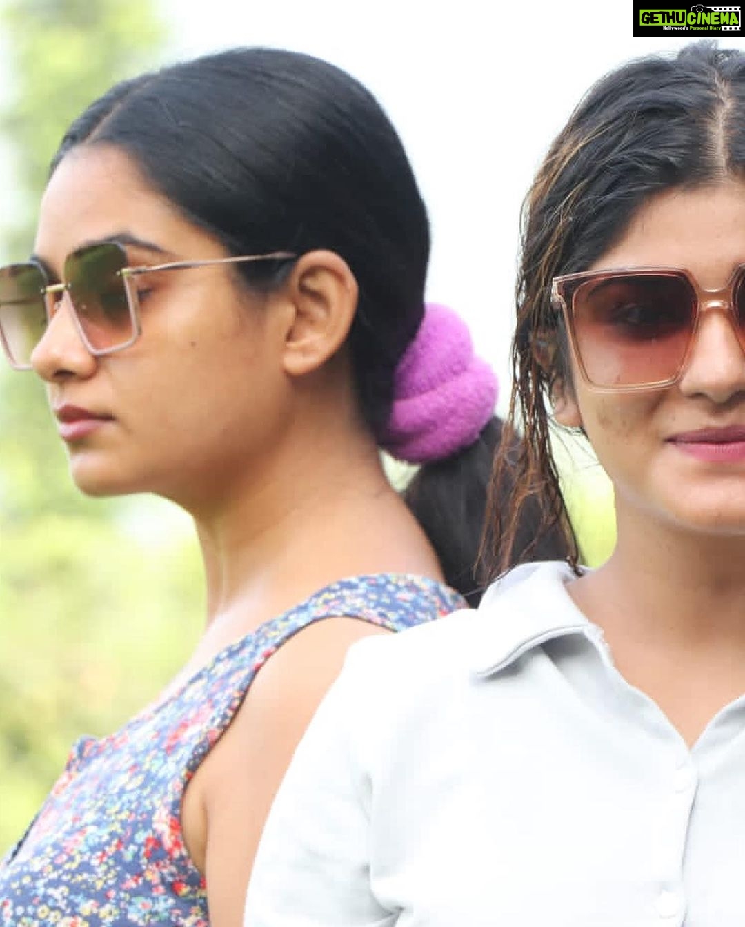 Ritu Singh Instagram - A group of three is always the best #threegirls #oneofthree #wildandthree #justthethreeofus #roundthree #thesethree #girlsgirlsgirls #girlsday #friendstime #captions #timepiece #special_shots #beauties😍 Special thanks to @pankaj_saxena_photographer 💫