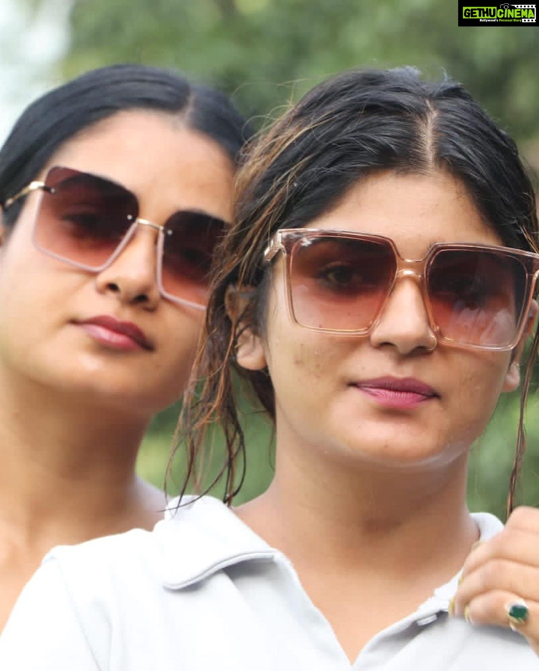 Ritu Singh Instagram - A group of three is always the best #threegirls #oneofthree #wildandthree #justthethreeofus #roundthree #thesethree #girlsgirlsgirls #girlsday #friendstime #captions #timepiece #special_shots #beauties😍 Special thanks to @pankaj_saxena_photographer 💫