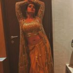 Ritu Singh Instagram - 🟠 #earlymorninglight #orangesky #feelorange🧡 #caturday #lovenature #loveher #itsback #amazingdress @dwivedi.sunita #kavitasunita