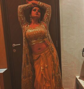 Ritu Singh Instagram - 🟠
#earlymorninglight #orangesky #feelorange🧡 #caturday #lovenature #loveher #itsback #amazingdress 
@dwivedi.sunita #kavitasunita