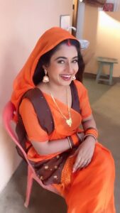 Ritu Singh Instagram - इतना धूप बा ता ईहे ना होइ 😁😄

#ritusingh #instateels