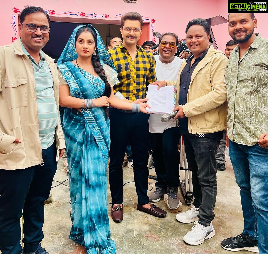 Ritu Singh Instagram - 🎥 Hanikarak BiVi 🎬 With all talented crew and cast 😎 Director - Bunty Bhai Producer - Anshuman singh Bhai Cameraman - Hemant Dada @ishtiyaque_shaikh_bunty @ritu9170 @subhashchavan_75 @amitshukla1981 @anshuman_singh_bisen Azamgarh