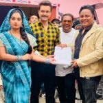 Ritu Singh Instagram - 🎥 Hanikarak BiVi 🎬 With all talented crew and cast 😎 Director - Bunty Bhai Producer - Anshuman singh Bhai Cameraman - Hemant Dada @ishtiyaque_shaikh_bunty @ritu9170 @subhashchavan_75 @amitshukla1981 @anshuman_singh_bisen Azamgarh