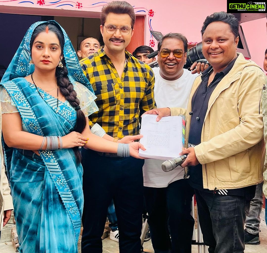 Ritu Singh Instagram - 🎥 Hanikarak BiVi 🎬 With all talented crew and cast 😎 Director - Bunty Bhai Producer - Anshuman singh Bhai Cameraman - Hemant Dada @ishtiyaque_shaikh_bunty @ritu9170 @subhashchavan_75 @amitshukla1981 @anshuman_singh_bisen Azamgarh