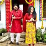 Ritu Singh Instagram – भइया मेरी राखी के बंधन को निभाना फ़िल्म पूरी हुई ! एक बेहतरीन कहानी में बेहतरीन किरदार निभाने को मिला !! निर्माता @singhkpradeep999 भइया ने अस्वस्था के बाद भी शूटिंग ज़ारी रखी !! निर्देशक @pramodshastridirector जी के साथ मेरी छवीं फ़िल्म थी और हर बार मुझसे अलग ही करवाया प्रमोद सर आपका विश्वास बना रहे! @sanjaypandeyofficial भइया के साथ पहली बार इतने सीन किए ! @ursgauravjha के साथ एक केमिस्ट्री सी बन गई है देवरानी जेठानी से ये सिलसिला बना है और ये चलता रहें ! मेरी बहन के किरदार में @ritu9170 लाजवाब है ! एक अच्छी बाण्डिंग बनी ! अब लेखक @skchauhanwriter जी ने कमाल लिखी है इस स्क्रिप्ट को और हमेशा अद्भुत किरदार गढ़ते है! इस फ़िल्म का संगीत दिया है @azadsingh_666 ने बहुत ही कमाल !छायांकन है जग्गीपाजी का .. पूरी टीम को धन्यवाद एक अच्छी फ़िल्म के लिये