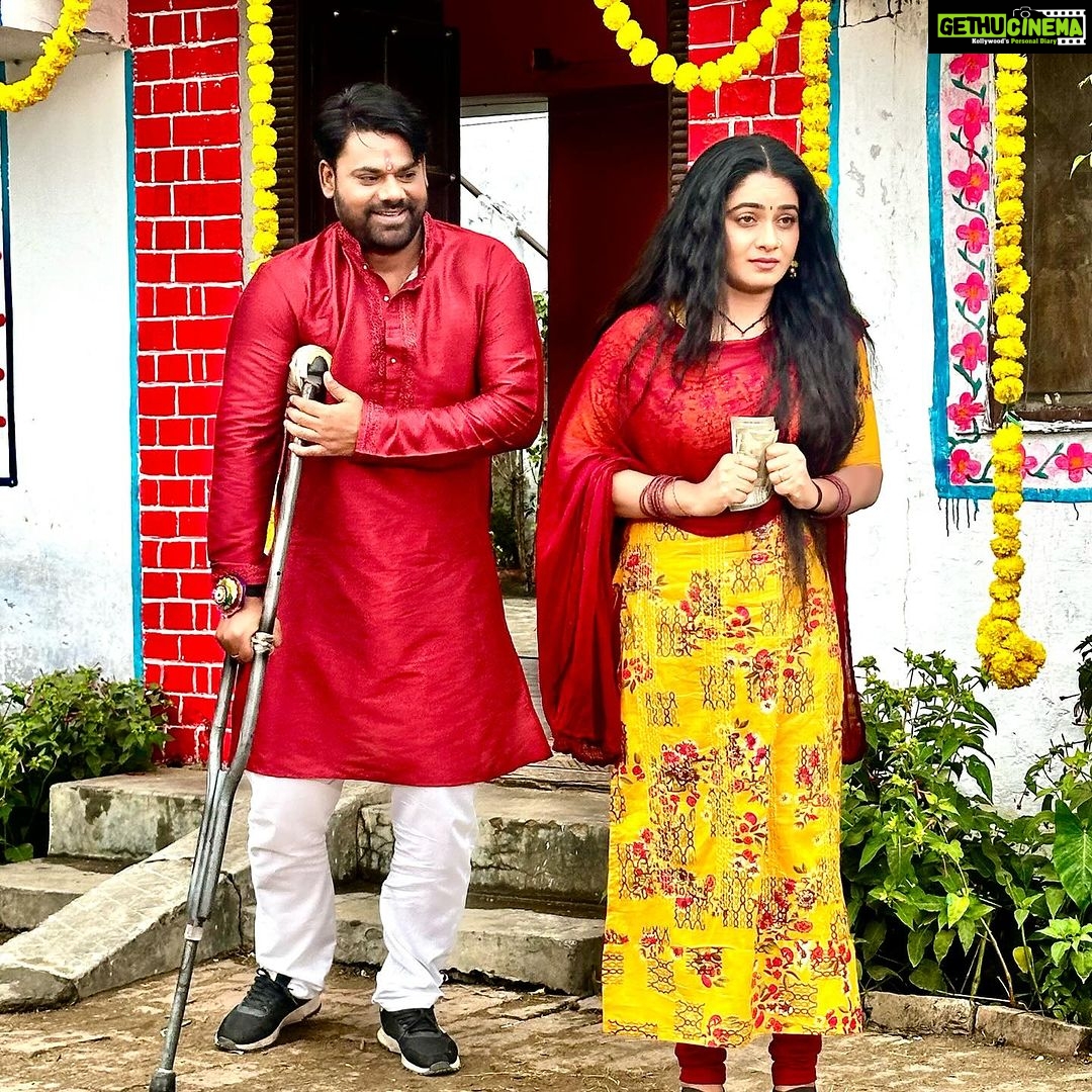 Ritu Singh Instagram - भइया मेरी राखी के बंधन को निभाना फ़िल्म पूरी हुई ! एक बेहतरीन कहानी में बेहतरीन किरदार निभाने को मिला !! निर्माता @singhkpradeep999 भइया ने अस्वस्था के बाद भी शूटिंग ज़ारी रखी !! निर्देशक @pramodshastridirector जी के साथ मेरी छवीं फ़िल्म थी और हर बार मुझसे अलग ही करवाया प्रमोद सर आपका विश्वास बना रहे! @sanjaypandeyofficial भइया के साथ पहली बार इतने सीन किए ! @ursgauravjha के साथ एक केमिस्ट्री सी बन गई है देवरानी जेठानी से ये सिलसिला बना है और ये चलता रहें ! मेरी बहन के किरदार में @ritu9170 लाजवाब है ! एक अच्छी बाण्डिंग बनी ! अब लेखक @skchauhanwriter जी ने कमाल लिखी है इस स्क्रिप्ट को और हमेशा अद्भुत किरदार गढ़ते है! इस फ़िल्म का संगीत दिया है @azadsingh_666 ने बहुत ही कमाल !छायांकन है जग्गीपाजी का .. पूरी टीम को धन्यवाद एक अच्छी फ़िल्म के लिये
