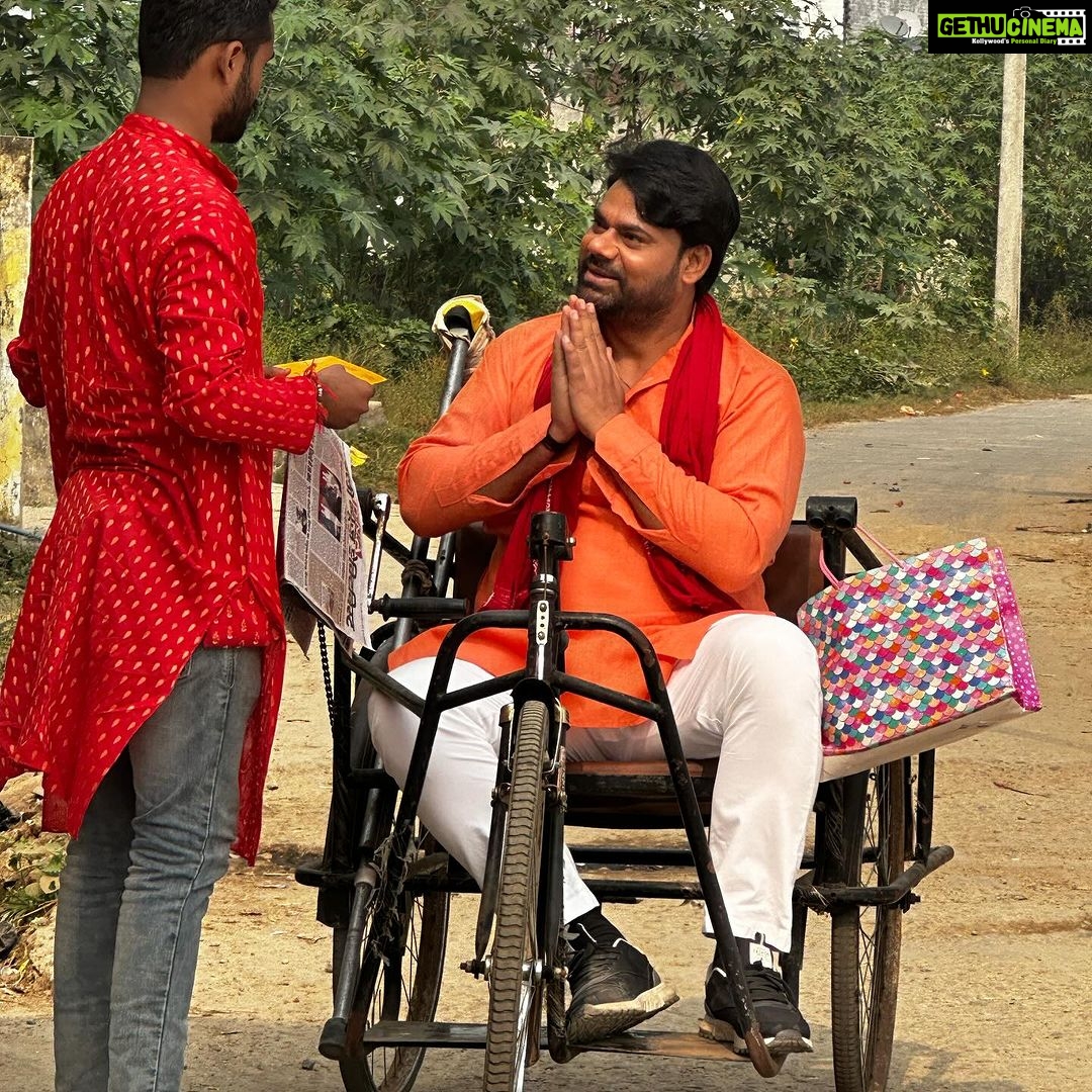 Ritu Singh Instagram - भइया मेरी राखी के बंधन को निभाना फ़िल्म पूरी हुई ! एक बेहतरीन कहानी में बेहतरीन किरदार निभाने को मिला !! निर्माता @singhkpradeep999 भइया ने अस्वस्था के बाद भी शूटिंग ज़ारी रखी !! निर्देशक @pramodshastridirector जी के साथ मेरी छवीं फ़िल्म थी और हर बार मुझसे अलग ही करवाया प्रमोद सर आपका विश्वास बना रहे! @sanjaypandeyofficial भइया के साथ पहली बार इतने सीन किए ! @ursgauravjha के साथ एक केमिस्ट्री सी बन गई है देवरानी जेठानी से ये सिलसिला बना है और ये चलता रहें ! मेरी बहन के किरदार में @ritu9170 लाजवाब है ! एक अच्छी बाण्डिंग बनी ! अब लेखक @skchauhanwriter जी ने कमाल लिखी है इस स्क्रिप्ट को और हमेशा अद्भुत किरदार गढ़ते है! इस फ़िल्म का संगीत दिया है @azadsingh_666 ने बहुत ही कमाल !छायांकन है जग्गीपाजी का .. पूरी टीम को धन्यवाद एक अच्छी फ़िल्म के लिये