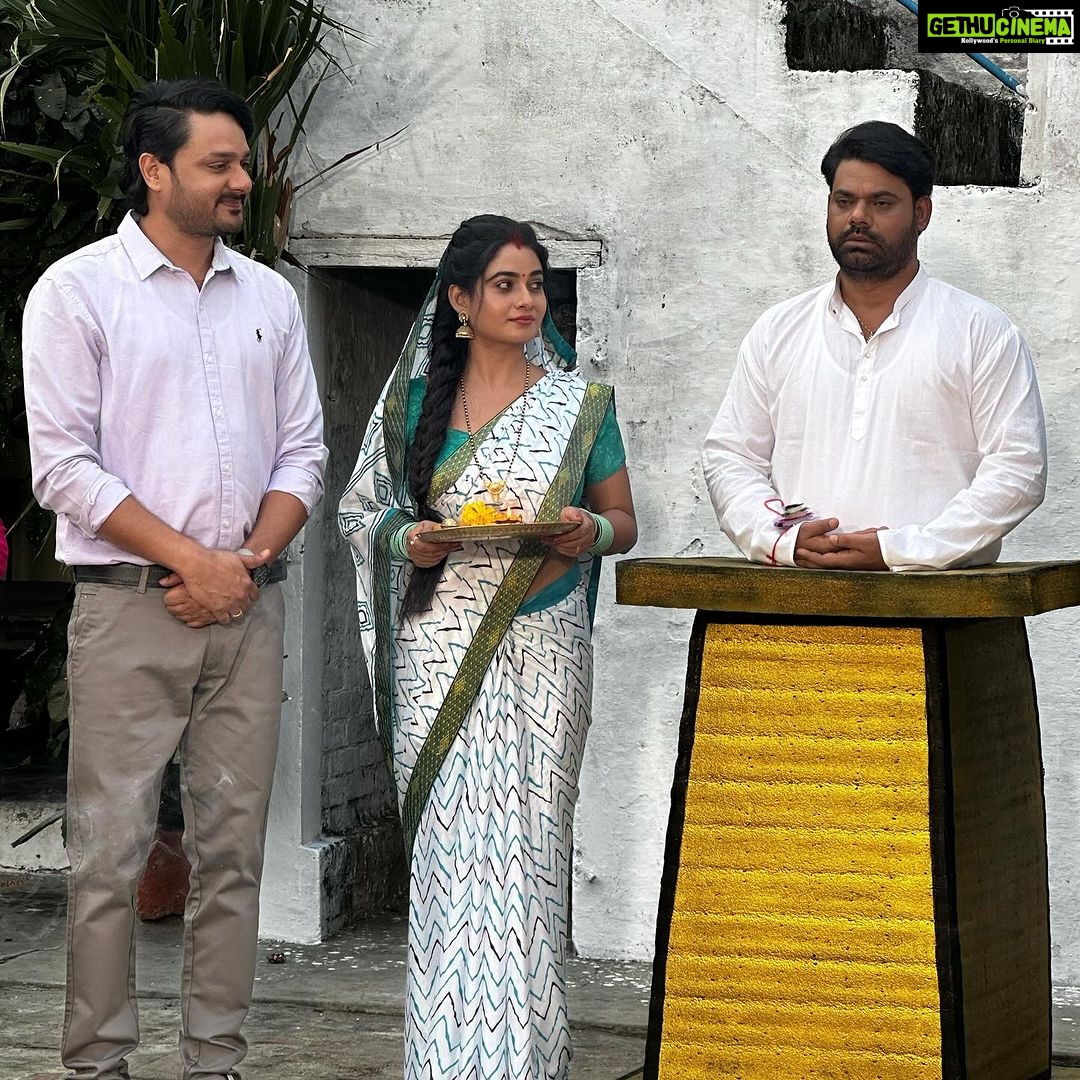 Ritu Singh Instagram - भइया मेरी राखी के बंधन को निभाना फ़िल्म पूरी हुई ! एक बेहतरीन कहानी में बेहतरीन किरदार निभाने को मिला !! निर्माता @singhkpradeep999 भइया ने अस्वस्था के बाद भी शूटिंग ज़ारी रखी !! निर्देशक @pramodshastridirector जी के साथ मेरी छवीं फ़िल्म थी और हर बार मुझसे अलग ही करवाया प्रमोद सर आपका विश्वास बना रहे! @sanjaypandeyofficial भइया के साथ पहली बार इतने सीन किए ! @ursgauravjha के साथ एक केमिस्ट्री सी बन गई है देवरानी जेठानी से ये सिलसिला बना है और ये चलता रहें ! मेरी बहन के किरदार में @ritu9170 लाजवाब है ! एक अच्छी बाण्डिंग बनी ! अब लेखक @skchauhanwriter जी ने कमाल लिखी है इस स्क्रिप्ट को और हमेशा अद्भुत किरदार गढ़ते है! इस फ़िल्म का संगीत दिया है @azadsingh_666 ने बहुत ही कमाल !छायांकन है जग्गीपाजी का .. पूरी टीम को धन्यवाद एक अच्छी फ़िल्म के लिये