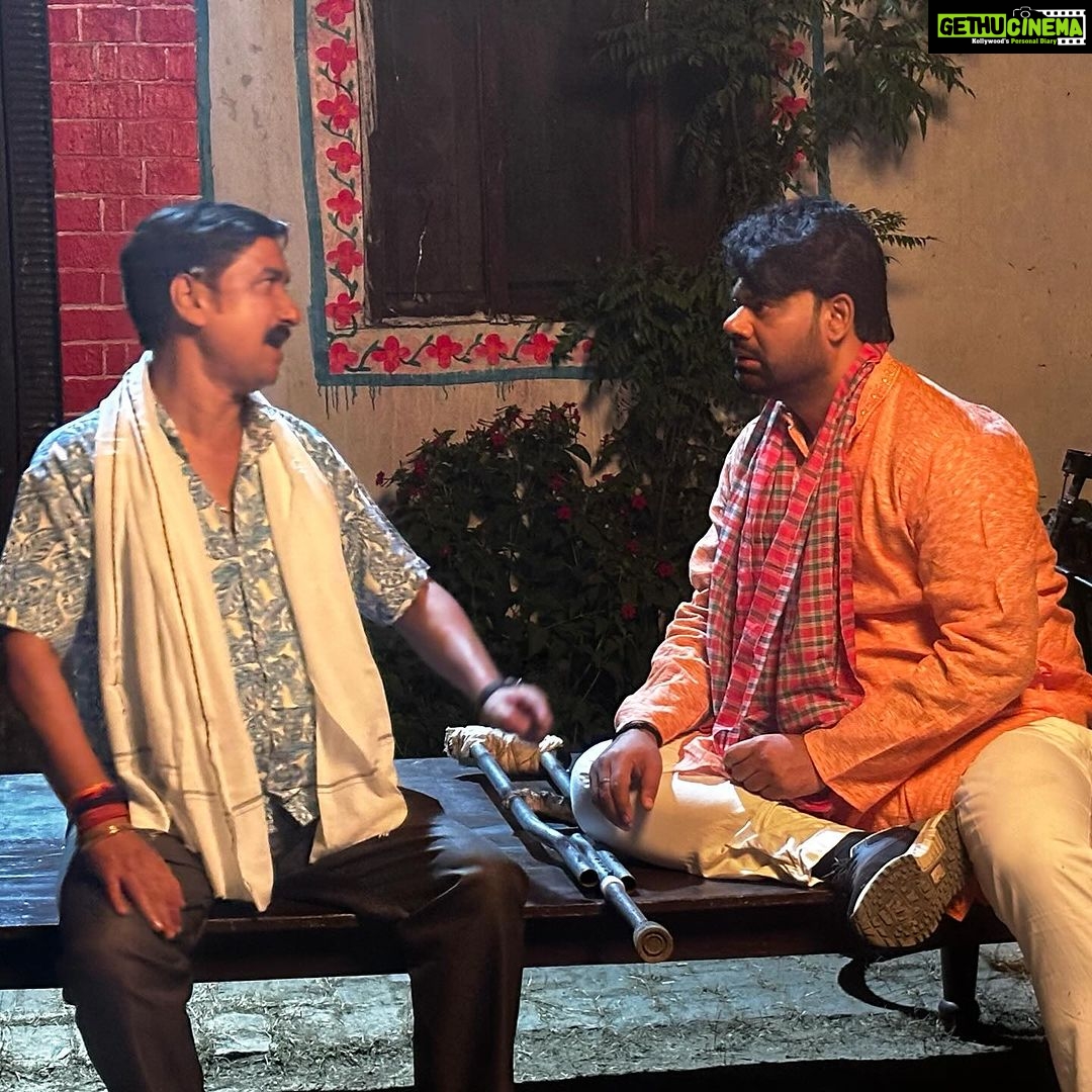 Ritu Singh Instagram - भइया मेरी राखी के बंधन को निभाना फ़िल्म पूरी हुई ! एक बेहतरीन कहानी में बेहतरीन किरदार निभाने को मिला !! निर्माता @singhkpradeep999 भइया ने अस्वस्था के बाद भी शूटिंग ज़ारी रखी !! निर्देशक @pramodshastridirector जी के साथ मेरी छवीं फ़िल्म थी और हर बार मुझसे अलग ही करवाया प्रमोद सर आपका विश्वास बना रहे! @sanjaypandeyofficial भइया के साथ पहली बार इतने सीन किए ! @ursgauravjha के साथ एक केमिस्ट्री सी बन गई है देवरानी जेठानी से ये सिलसिला बना है और ये चलता रहें ! मेरी बहन के किरदार में @ritu9170 लाजवाब है ! एक अच्छी बाण्डिंग बनी ! अब लेखक @skchauhanwriter जी ने कमाल लिखी है इस स्क्रिप्ट को और हमेशा अद्भुत किरदार गढ़ते है! इस फ़िल्म का संगीत दिया है @azadsingh_666 ने बहुत ही कमाल !छायांकन है जग्गीपाजी का .. पूरी टीम को धन्यवाद एक अच्छी फ़िल्म के लिये