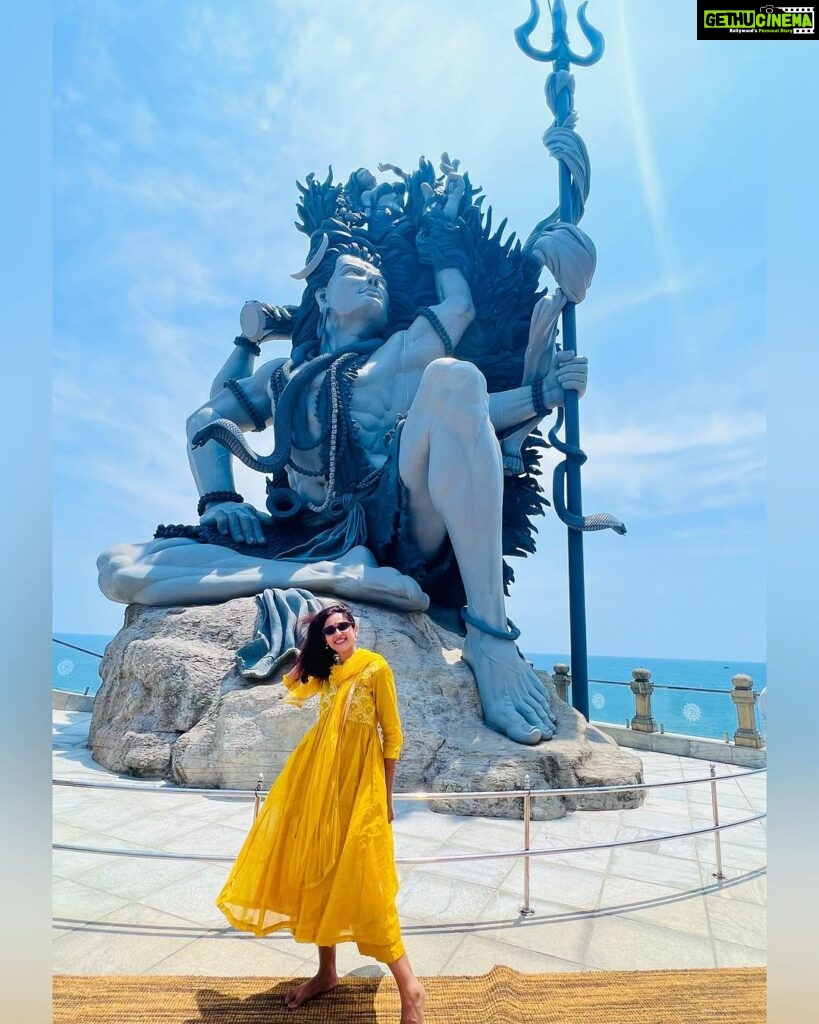 Riya Suman Instagram - मैं और मेरे भोलेनाथ दोनों ही भुलक्कड़ है, वो मेरी गलतियाँ भूल जाते है और मैं उनकी मेहरबानियाँ ! #gratefuleveryday :) Azhimala Shiva Temple