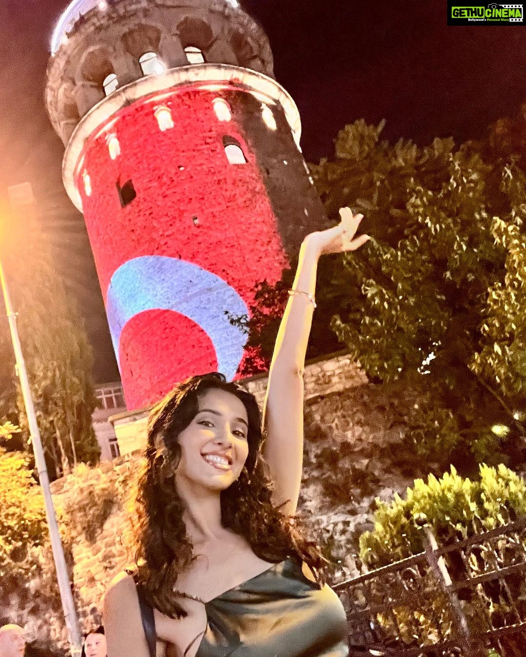 Riya Suman Instagram - In my birthday bliss element πβ¨ Thanks for life.. Cheers to life! πΆπΌπ₯ Istiklal Street- Istanbul