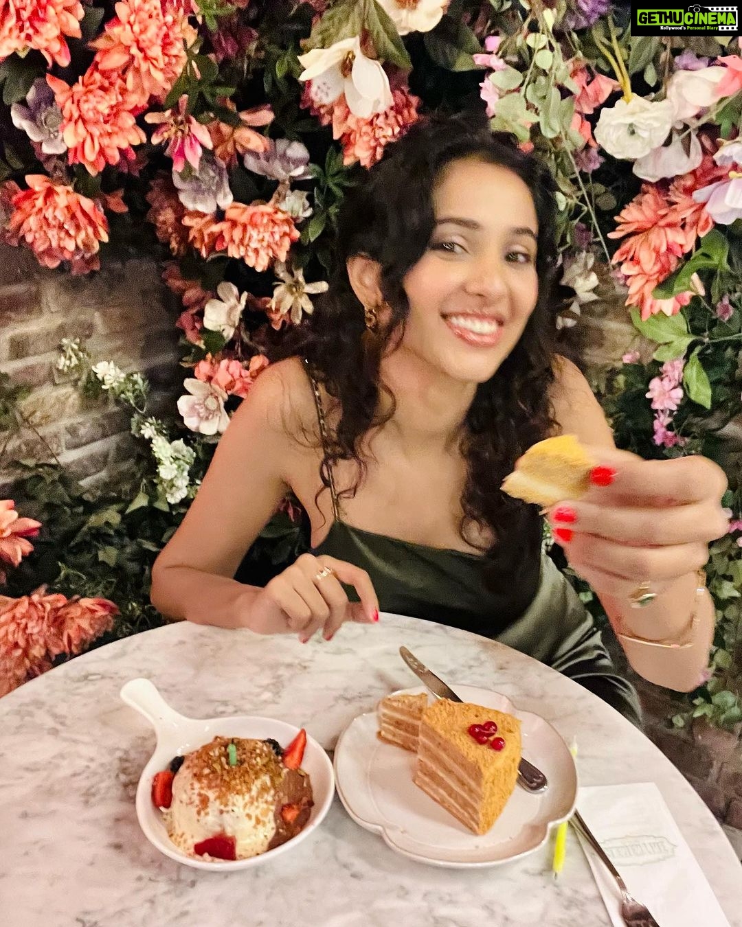 Riya Suman Instagram - In my birthday bliss element πβ¨ Thanks for life.. Cheers to life! πΆπΌπ₯ Istiklal Street- Istanbul