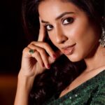 Riya Suman Instagram - Meriyan Adavaan 🥰 Photography @gk_.photography._ Saree: @samyakksarees Jewelry: @kushalsfashionjewellery Makeup @littleheartbyabu Hairdo @_stylenart_ Retouch @editors_desktop