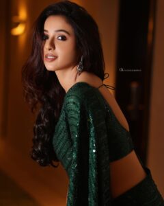 Riya Suman Instagram - Ain’t no glam like saree glam✨

Saree. @samyakksarees 
Jewellery: @kushalsfashionjewellery 
Photography @gk_.photography._
Makeup @littleheartbyabu 
Hairdo @_stylenart_ 
Retouch @editors_desktop