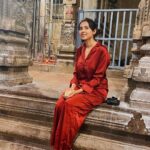 Riya Suman Instagram - Super stoked to have visited the Ramnathswamy temple, one of the Char Dhams and has one of the 12 Jyotirlingas and world’s longest temple corridor😇 . P.S: Don’t you @ me for my clothes because I’ve had enough from my parents and No! It’s not a night suit, it’s a coord set🤣 #ImpulsiveShopperWoes Rameshwaram