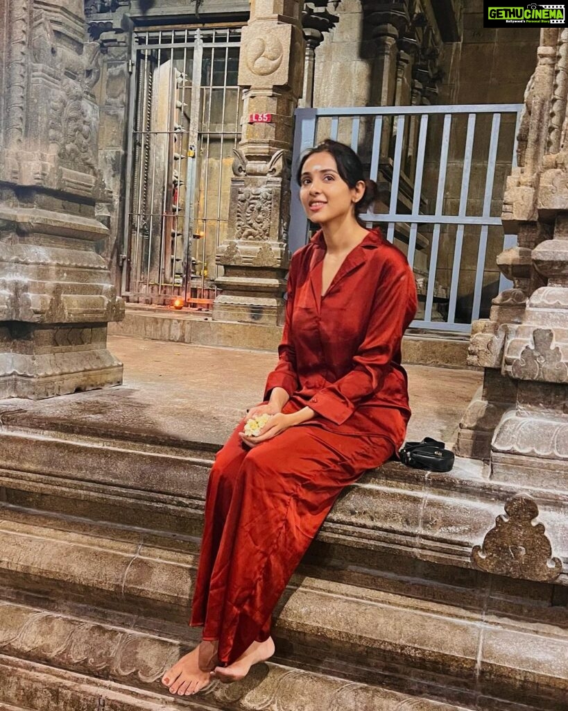 Riya Suman Instagram - Super stoked to have visited the Ramnathswamy temple, one of the Char Dhams and has one of the 12 Jyotirlingas and world’s longest temple corridor😇 . P.S: Don’t you @ me for my clothes because I’ve had enough from my parents and No! It’s not a night suit, it’s a coord set🤣 #ImpulsiveShopperWoes Rameshwaram