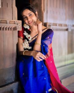 Riya Suman Instagram - Me, when entering kitchen on festival days.. 🙈😅
.
Tell me your favourite Pongal/ sankranthi dish in comments. Mine is Payasam & puran poli😋😋
.
Saree: @thepallushop 
📸: @pariaarclicks
Makeup: @keerthana_makeup_and_hair 
Hair: @positive4_makeovers