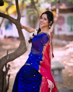 Riya Suman Instagram - Me, when entering kitchen on festival days.. 🙈😅
.
Tell me your favourite Pongal/ sankranthi dish in comments. Mine is Payasam & puran poli😋😋
.
Saree: @thepallushop 
📸: @pariaarclicks
Makeup: @keerthana_makeup_and_hair 
Hair: @positive4_makeovers