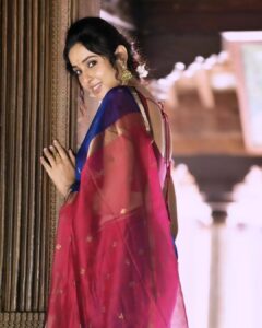 Riya Suman Instagram - Me, when entering kitchen on festival days.. 🙈😅
.
Tell me your favourite Pongal/ sankranthi dish in comments. Mine is Payasam & puran poli😋😋
.
Saree: @thepallushop 
📸: @pariaarclicks
Makeup: @keerthana_makeup_and_hair 
Hair: @positive4_makeovers
