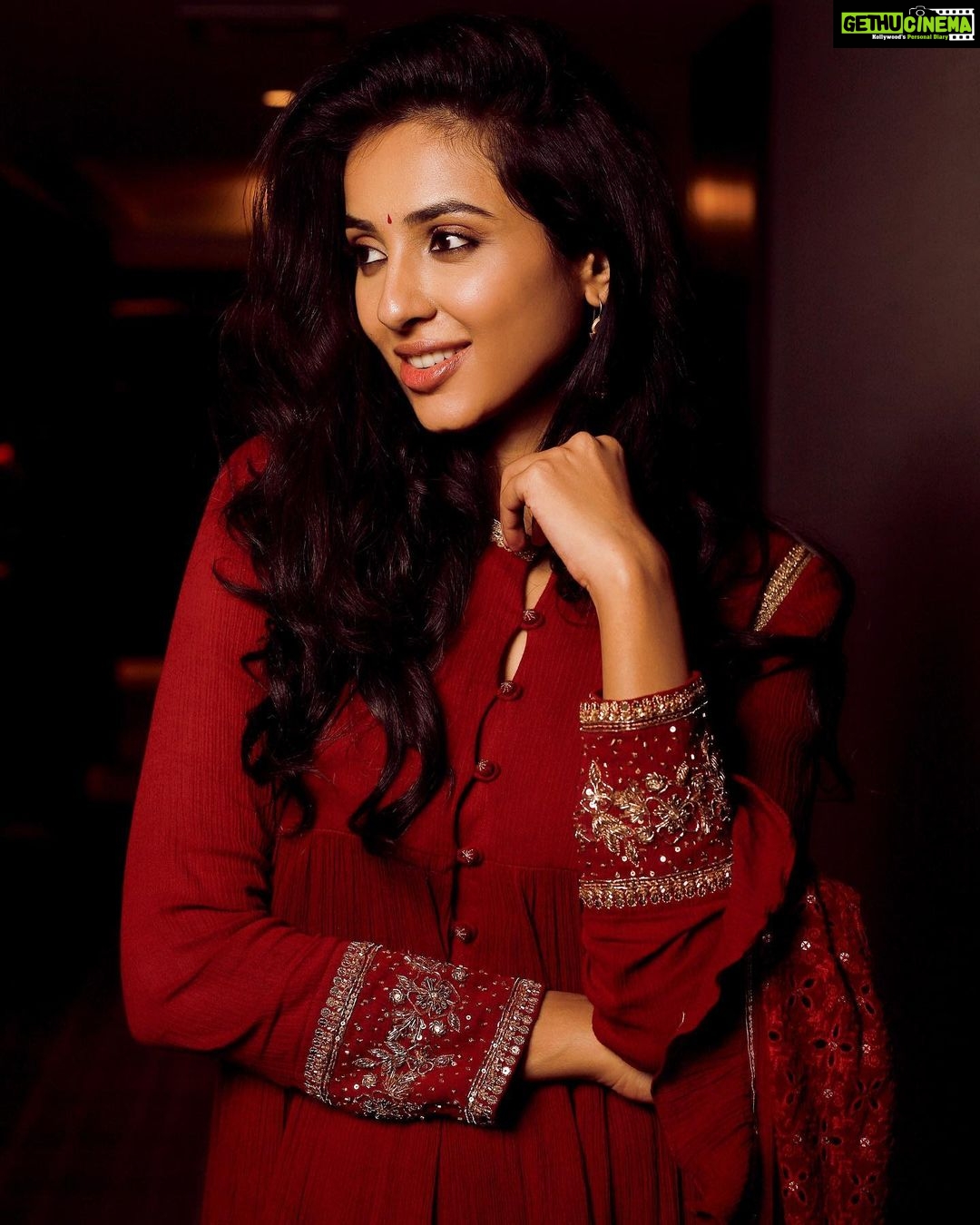 Riya Suman Instagram - In my mom s favorite color: Maroon! . . Outfit: @indishreelabel Styled by:@archita.seem MUA: @asthabisani Hairstylist: @theartofmuki 📸: @the.portrait.culture @shotsbyuv @sat_narain