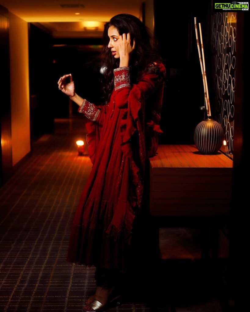Riya Suman Instagram - In my mom s favorite color: Maroon! . . Outfit: @indishreelabel Styled by:@archita.seem MUA: @asthabisani Hairstylist: @theartofmuki 📸: @the.portrait.culture @shotsbyuv @sat_narain