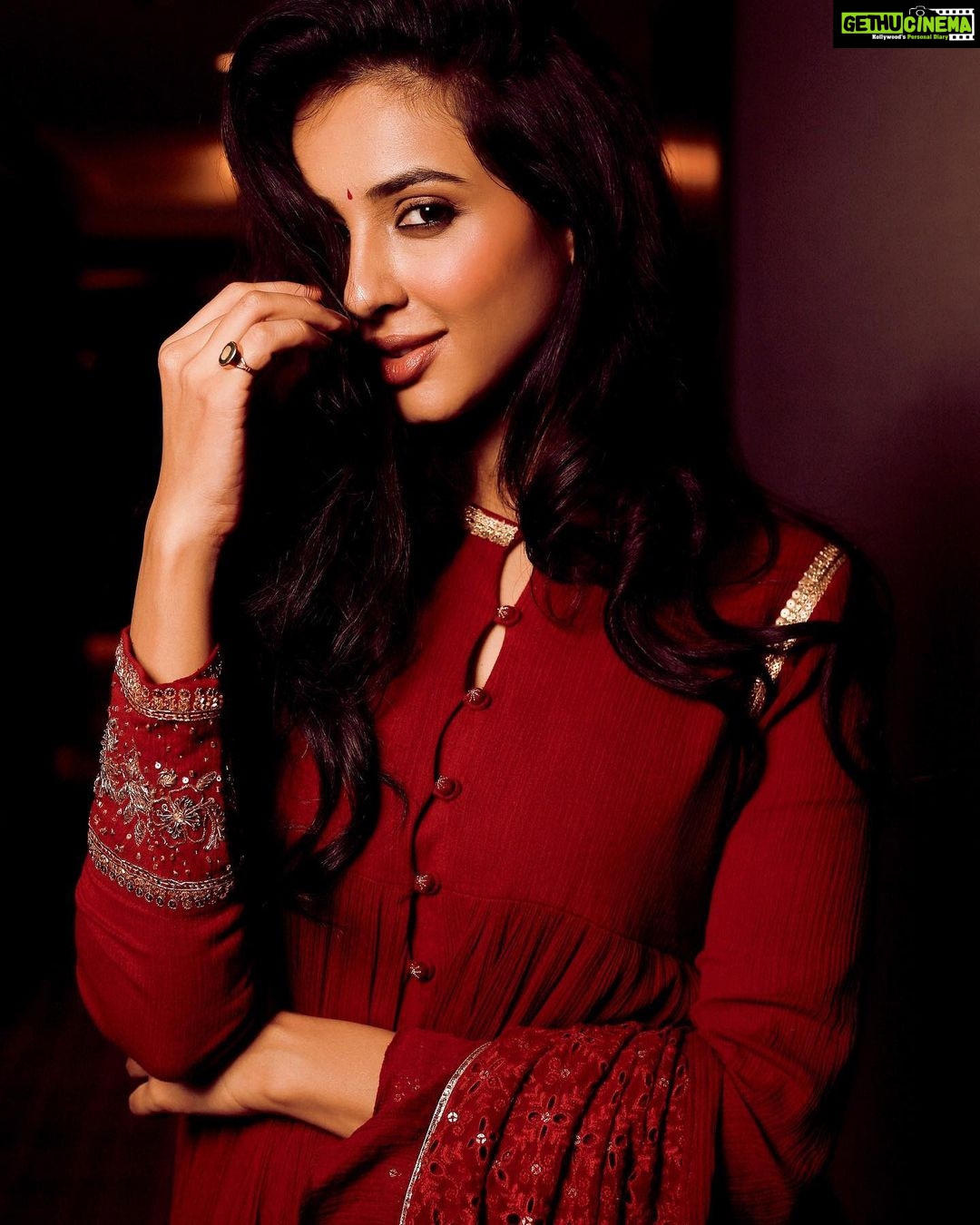 Riya Suman Instagram - In my mom s favorite color: Maroon! . . Outfit: @indishreelabel Styled by:@archita.seem MUA: @asthabisani Hairstylist: @theartofmuki 📸: @the.portrait.culture @shotsbyuv @sat_narain
