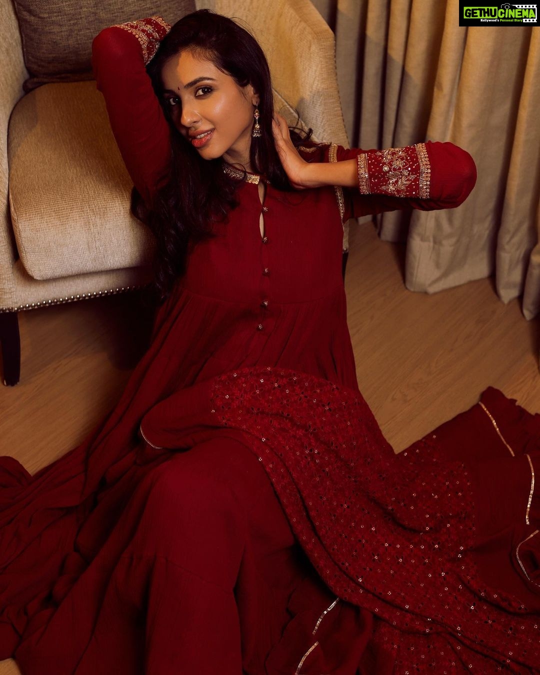 Riya Suman Instagram - In my mom s favorite color: Maroon! . . Outfit: @indishreelabel Styled by:@archita.seem MUA: @asthabisani Hairstylist: @theartofmuki 📸: @the.portrait.culture @shotsbyuv @sat_narain