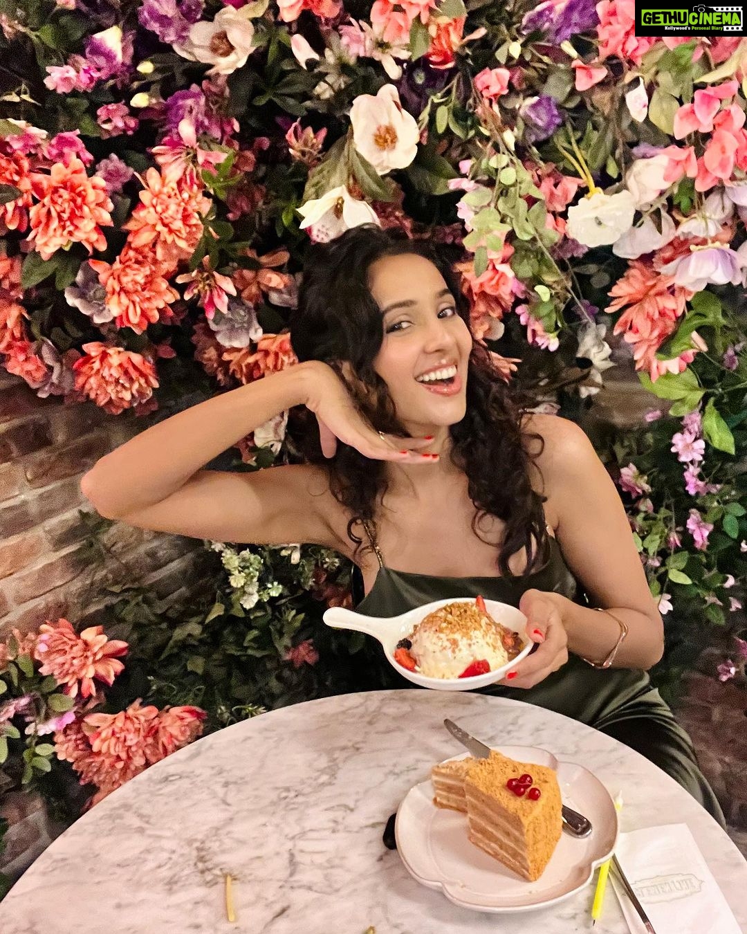 Riya Suman Instagram - In my birthday bliss element πβ¨ Thanks for life.. Cheers to life! πΆπΌπ₯ Istiklal Street- Istanbul