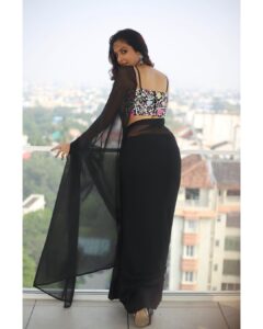 Riya Suman Instagram - Gone with the wind was my bindi after the second pic🥹
📸 : @sat_narain @shotsbyuv 
Styling & outfit: @labelswarupa 
MUA: @makeupandhairbyrehana