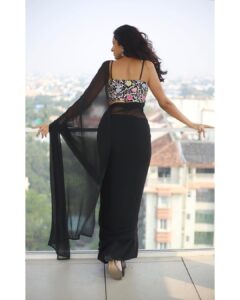 Riya Suman Instagram - Gone with the wind was my bindi after the second pic🥹
📸 : @sat_narain @shotsbyuv 
Styling & outfit: @labelswarupa 
MUA: @makeupandhairbyrehana