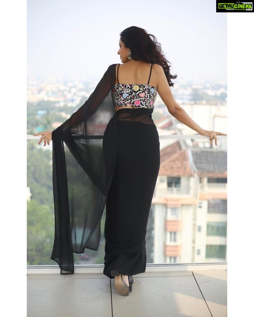 Riya Suman Instagram - Gone with the wind was my bindi after the second pic🥹 📸 : @sat_narain @shotsbyuv Styling & outfit: @labelswarupa MUA: @makeupandhairbyrehana