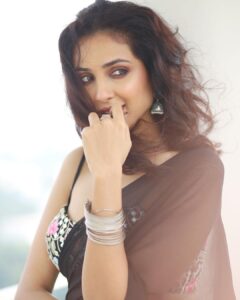 Riya Suman Instagram - For #AgentKannayiram promotions..
Styling & outfit: @labelswarupa 
📸: @sat_narain @shotsbyuv 
MUA: @makeupandhairbyrehana
.
.
#agentkannayiramfromnov25