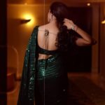 Riya Suman Instagram - Woh ladki toh apni life mein mast hai .. Leave her alone😅 Saree: @samyakksarees Videography @gk_.photography._ Makeup @littleheartbyabu Hairdo @_stylenart_ Retouch @editors_desktop