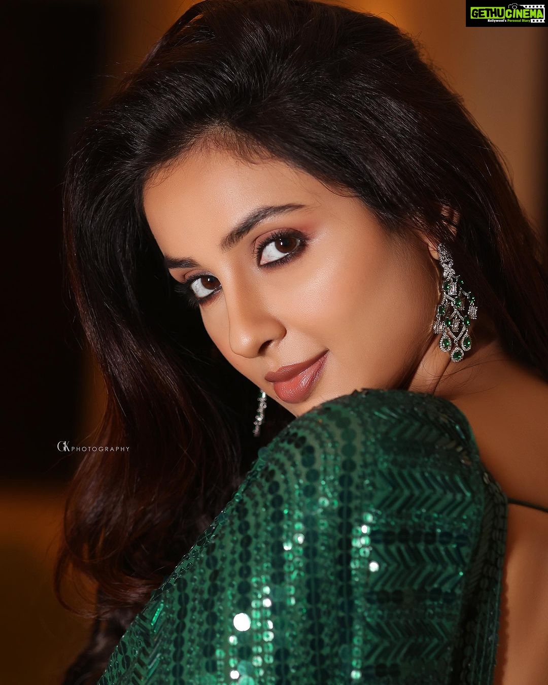 Riya Suman - 22.1K Likes - Meriyan Adavaan 🥰
Photography @gk_.photography._
Saree: @samyakksarees
Jewelry: @kushalsfashionjewellery
Makeup @littleheartbyabu
Hairdo @_stylenart_
Retouch @editors_desktop