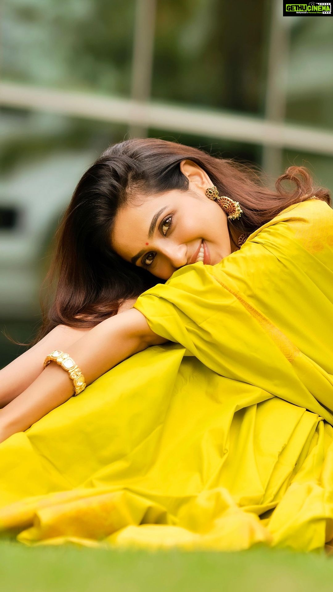 Riya Suman Instagram - Dedicating this song to my own self kyunki humko toh khud se hi pyaar hai🥰 . . Shot by : @hafil_pep 🙌 MUA: @shree_bhuvana_mua @keerthana_makeup_and_hair Saree : @d_blossoms_saree Blouse: @tweety_threads