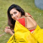 Riya Suman Instagram - Kangal irandal 🎵🎶 . . 📸: @pariaarclicks Blouse : @tweety_threads Saree: @d_blossoms_saree MUA: @keerthana_makeup_and_hair @shree_bhuvana_mua #RiyaSuman