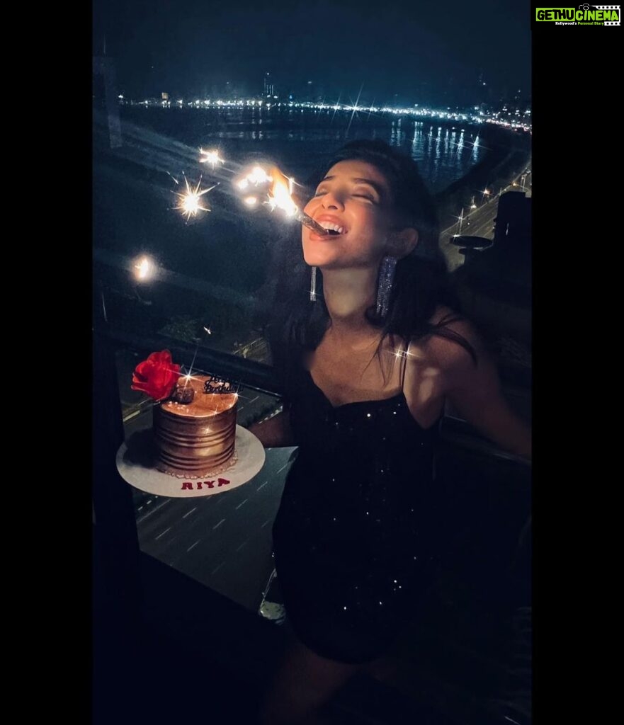Riya Suman Instagram - Result of playing Truth or Dare and choosing dare from @archita.seem 🙈 Thankyou for all the lovely wishes! 💋❤️ . . Styled by: @archita.seem Yummilicious cake from @sprinklestreet