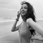 Riya Suman Instagram - Sandy toes Sunkissed nose Messy hair Salty air Beautiful waves Beach Happy! 🫰 Anjuna, Goa
