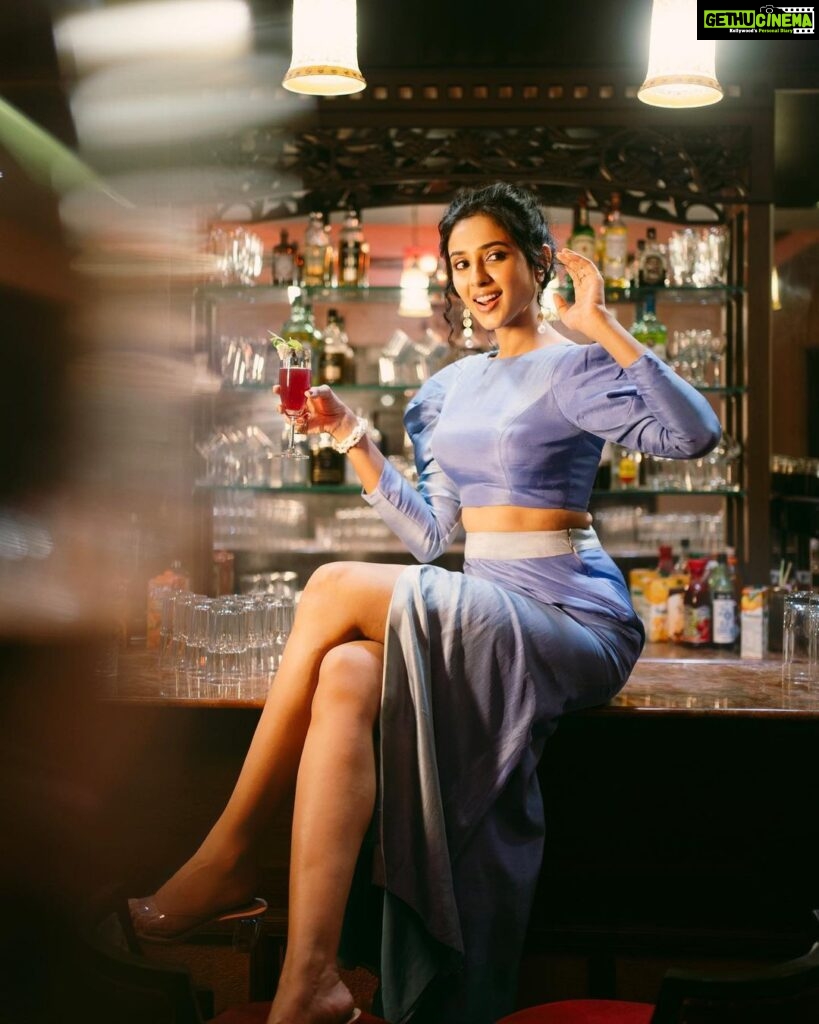 Riya Suman Instagram - Alexa play some शराब और शबाब shayaris in Amitabh Bachhan s voice. Outfit: @phasesbyalisha 📸: @just.candid Brahma Niwas - Best Lake View Hotel in Udaipur