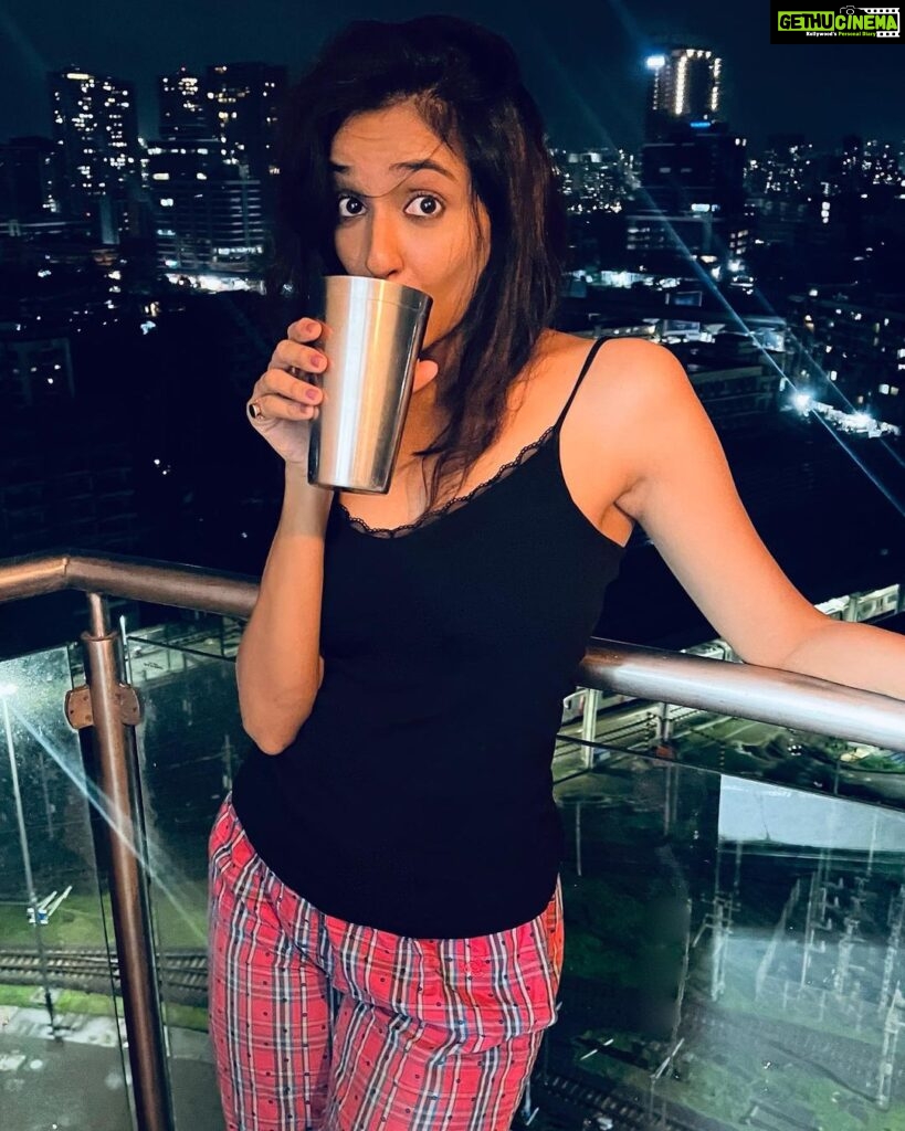 Riya Suman Instagram - Back to home, to my favorite people & not so favorite, my mom s detox green juices 🤮 which I always make sure to drink in balcony just in case need to sneakily pour some to the plants.. 😅🙈 Home :)