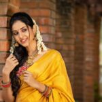 Riya Suman Instagram - To New Beginnings… ☀️ Happy Ugadi !!! 🥭 Happy Gudi Padva!! ☘️ 📸 @pariaarclicks MUA : @makeupandhairbyrehana Saree: @samyakksarees
