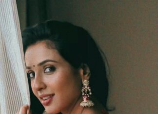 Riya Suman Instagram - 💓 . . Outfit courtesy: @samyakksarees 📸 :@sat_narain 💄 :@gayu_mua