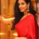 Riya Suman Instagram - A warm red autumn kiss for you all💋 . . Saree: @samyakksarees HMU : @gayu_mua 📸 @sat_narain