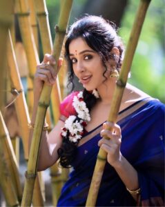 Riya Suman Instagram - Me, when entering kitchen on festival days.. 🙈😅
.
Tell me your favourite Pongal/ sankranthi dish in comments. Mine is Payasam & puran poli😋😋
.
Saree: @thepallushop 
📸: @pariaarclicks
Makeup: @keerthana_makeup_and_hair 
Hair: @positive4_makeovers