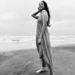 Riya Suman Instagram - Sandy toes Sunkissed nose Messy hair Salty air Beautiful waves Beach Happy! 🫰 Anjuna, Goa