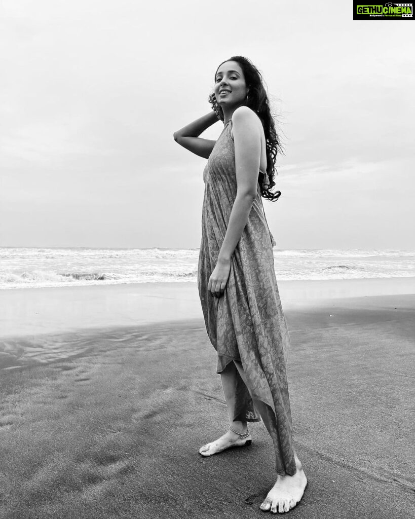 Riya Suman Instagram - Sandy toes Sunkissed nose Messy hair Salty air Beautiful waves Beach Happy! 🫰 Anjuna, Goa