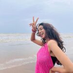 Riya Suman Instagram - Sandy toes Sunkissed nose Messy hair Salty air Beautiful waves Beach Happy! 🫰 Anjuna, Goa